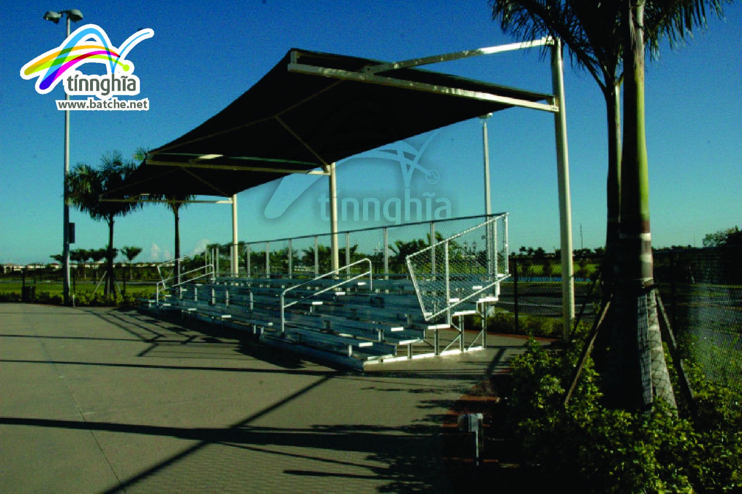 Sigle shade sail for tennis court